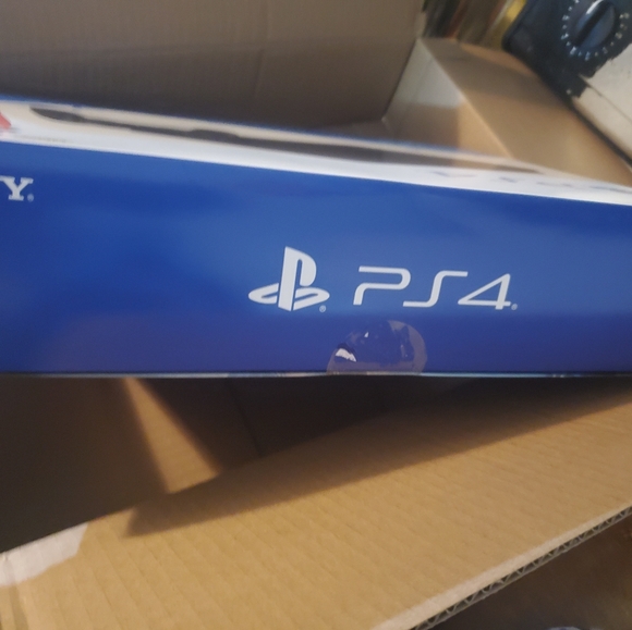 PS4 - Picture 3 of 4